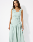 DRESS WITH A GOLD ACCESSORY AND GATHERING DETAILS